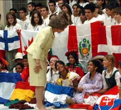 Doña Sofía conversa con algunas de las jóvenes participantes en la expedición