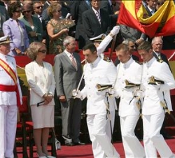 Sus Majestades, durante la Jura de Bandera