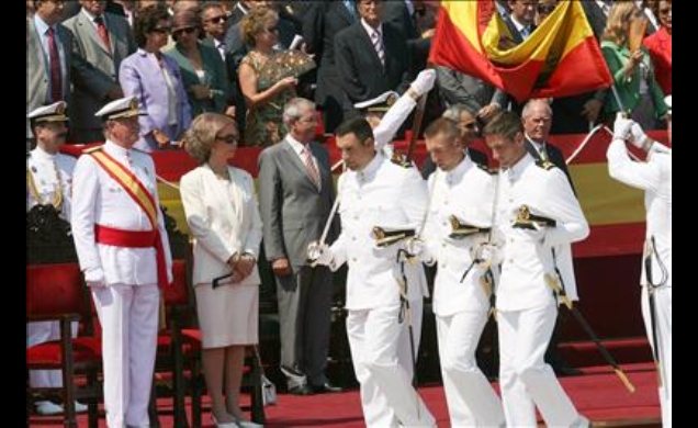 Sus Majestades, durante la Jura de Bandera