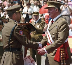 Su Majestad el Rey entrega su despacho al número Uno de la XXXI Promoción