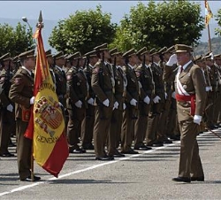 Don Juan Carlos saluda a la Bandera durante la revista a las tropas