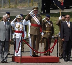 Su Majestad el Rey, con el presidente de la Generalitat de Cataluña, Pascual Maragall, y el ministro de Defensa, José Antonio Alonso