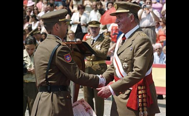 Su Majestad el Rey entrega su despacho al número Uno de la XXXI Promoción