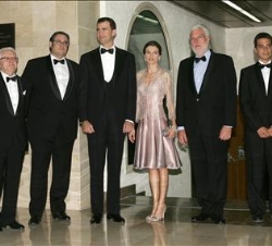 Los Príncipes junto a Gregorio Salvador, vicedirector de la Real Academia Española (RAE), el escritor Juan Manuel de Prada, el vicepresidente de Unedi