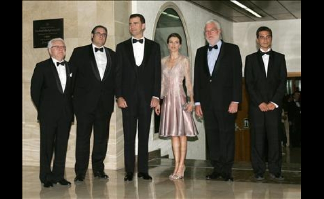 Los Príncipes junto a Gregorio Salvador, vicedirector de la Real Academia Española (RAE), el escritor Juan Manuel de Prada, el vicepresidente de Unedi