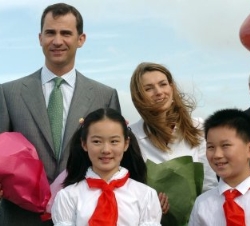 Los Príncipes, junto con el ministro de Asuntos Exteriores y de Cooperación, a su llegada a Shanghai