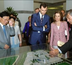 Los Príncipes atienden a las explicaciones del presidente de CEIBS, Pedro Nueno, y el presidente de honor, Zhu Xiaoming, durante su visita al Centro