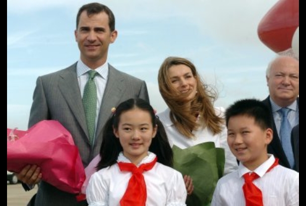 Los Príncipes, junto con el ministro de Asuntos Exteriores y de Cooperación, a su llegada a Shanghai
