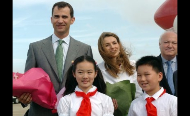 Los Príncipes, junto con el ministro de Asuntos Exteriores y de Cooperación, a su llegada a Shanghai