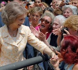 Doña Sofía agradece el afecto de los numerosos coruñeses que acudieron a recibir a Sus Majestades