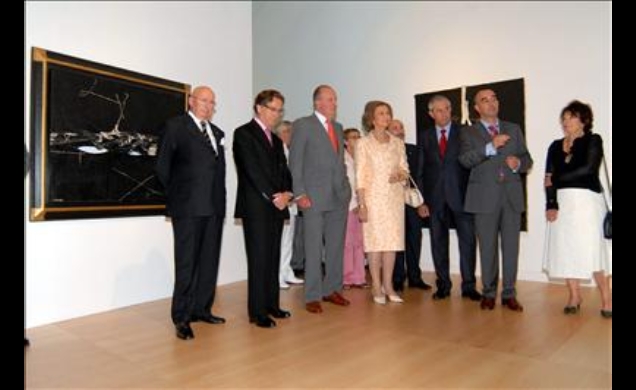 Los Reyes, durante su visita a la exposición de Manuel Miralles, acompañados por el presidente de la Xunta de Galicia, Emilio Pérez Touriño, el presid