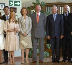 Sus Majestades los Reyes, junto a los miembros del Comité de Honor de la Fundación Camilo José Cela