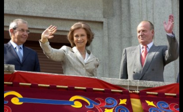 Sus Majestades en el balcón del Ayuntamiento de Ferrol