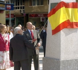 Descubriento de una placa conmemorativa en la "Plaza del Centenario"