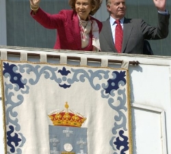 Sus Majestades saludan a los ribeirenses desde el balcón del Ayuntamiento