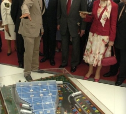 Don Juan Carlos y Doña Sofía observan una maqueta durante la visita a la "Mostra do Mar"