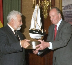 El alcade obsequió a Sus Majestades con una reproducción de una "dorna"
