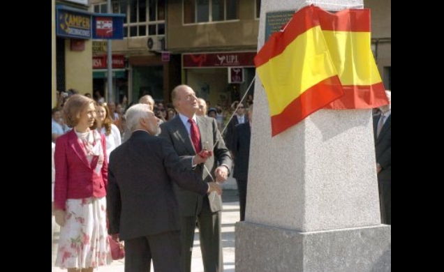 Descubriento de una placa conmemorativa en la "Plaza del Centenario"