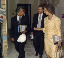 Su Majestad la Reina conversa con Jalid Iqbal, copresidente del Comité del Programa Científico de la Asociación sobre el Alzheimer