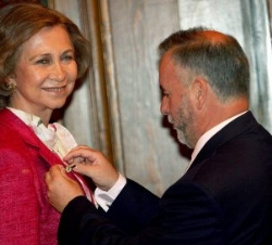 El presidente de la Asociación impone la insignia de oro a Doña Sofía