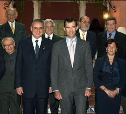 Don Felipe junto a personalidades de la cultura, la política y la sociedad peruana