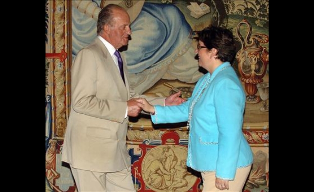 La alcaldesa de Palma de Mallorca, Catalina Cirer, saluda a Su Majestad el Rey