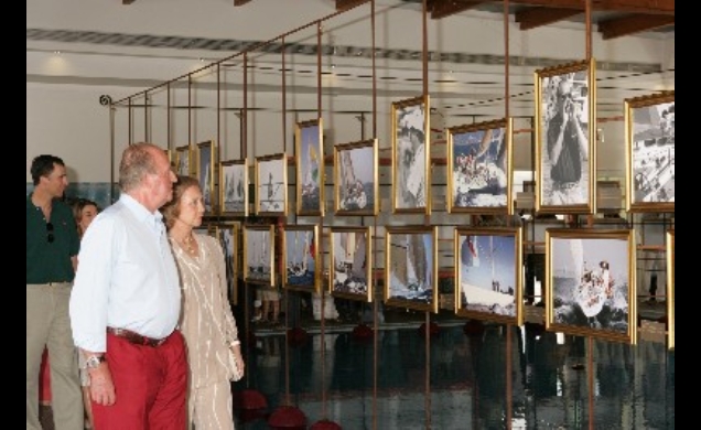 Sus Majestades y Sus Altezas Reales, durante su recorrido por la exposición