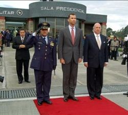 Don Felipe es recibido a su llegada por el Ministro colombiano del Interior y Justicia, Sabas Pretelt, y el General de la Fuerza Aérea Colombiana Juli