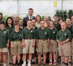 Sus Altezas Reales los Príncipes de Asturias junto a un grupo de jóvenes de la Asociación Síndrome de Down de Baleares