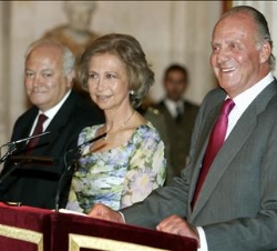 Sus Majestades los Reyes con el ministro de Asuntos Exteriores y de Cooperación