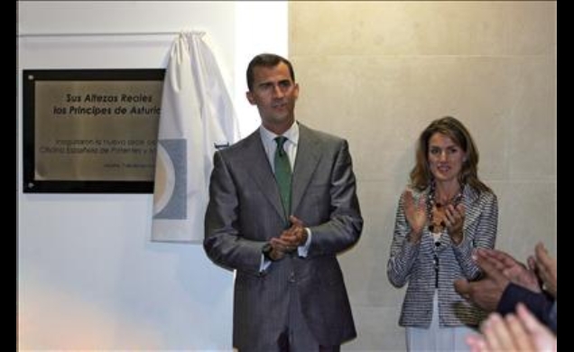 Sus Altezas Reales los Príncipes de Asturias junto a la placa conmemorativa de la inauguración de la nueva sede