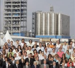 Su Majestad el Rey, con las autoridades asistentes, directivos y personal de Dow Chemical Ibérica