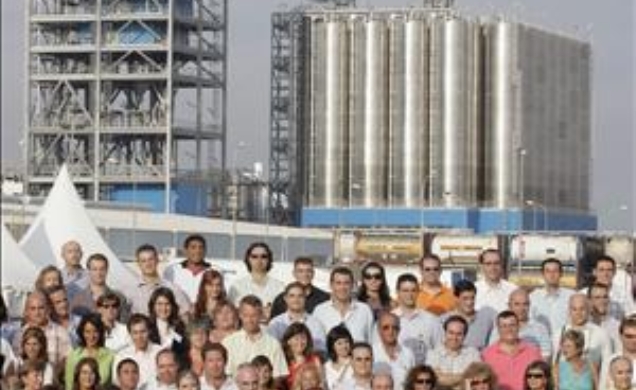 Su Majestad el Rey, con las autoridades asistentes, directivos y personal de Dow Chemical Ibérica