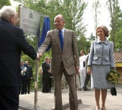 Sus Majestades a la llegada al Colegio Público Enrique Alonso de Avilés