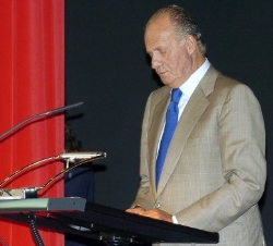 Su Majestad el Rey durante sus palabras en el acto institucional celebrado en el Instituto de Enseñanza Secundaria Carreño Miranda