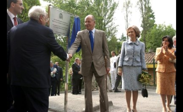 Sus Majestades a la llegada al Colegio Público Enrique Alonso de Avilés