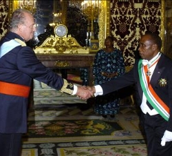 Su Majestad el Rey recibe el saludo del nuevo Embajador de Guinea Ecuatorial, el Sr. Milam Tang
