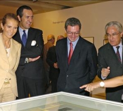Los Duques de Lugo, con la ministra de Cultura, Carmen Calvo, el alcalde de Madrid, Alberto Ruiz-Gallardón, y el comisario de la exposición, Joaquín P