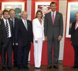 Don Felipe y Doña Letizia, junto a unos carteles conmemorativos que forman parte de la exposición