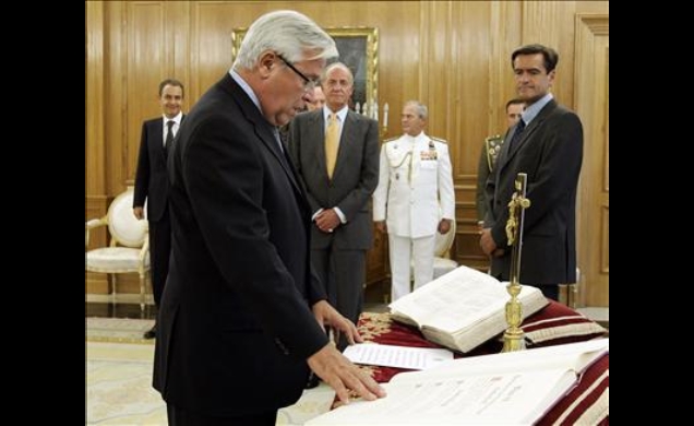 El nuevo ministro de Industria, Turismo y Comercio, Joan Clos, promete su cargo ante Su Majestad el Rey
