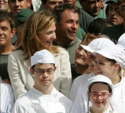 Doña Cristina junto a varios alumnos de la Fundación de Discapacitados Intelectuales AMADIP-ESMENT