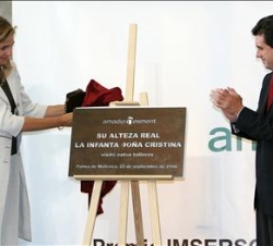 Doña Cristina descubre una placa conmemorativa del acto