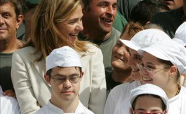 Doña Cristina junto a varios alumnos de la Fundación de Discapacitados Intelectuales AMADIP-ESMENT