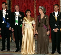 Sus Majestades los Reyes y Su Alteza Real el Príncipe de Asturias junto al Presidente de la República Portuguesa y la señora de Cavaco Silva