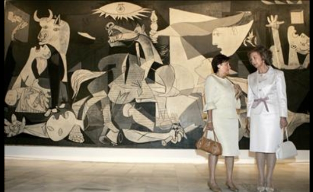 Su Majestad la Reina aconpaña a la Señora de Cavaco Silva en su visita al Museo