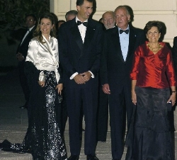 Su Majestad el Rey, Sus Altezas Reales los Príncipes de Asturias y la Señora de Cavaco Silva momentos antes de la recepción
