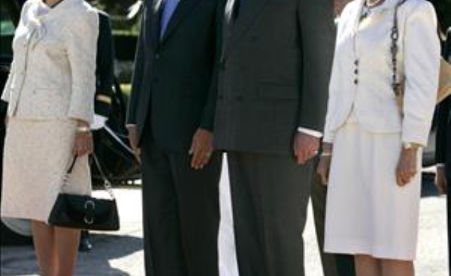 Sus Majestades los Reyes escuchan los himnos nacionales junto al presidente de la República de Portugal, Aníbal Cavaco Silva, y a su esposa