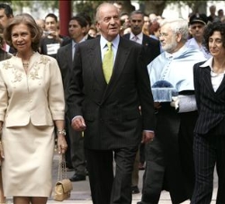 Sus Majestades los Reyes acompañados por la ministra de Educación, Mercedes Cabrera