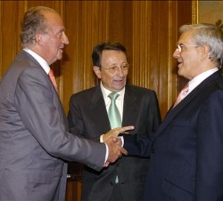 Su Majestad el Rey recibe el saludo de Emiliano Martínez y de Gonzalo Arboleda