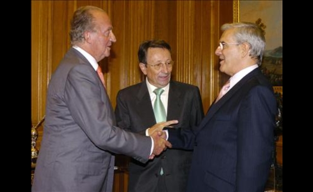 Su Majestad el Rey recibe el saludo de Emiliano Martínez y de Gonzalo Arboleda